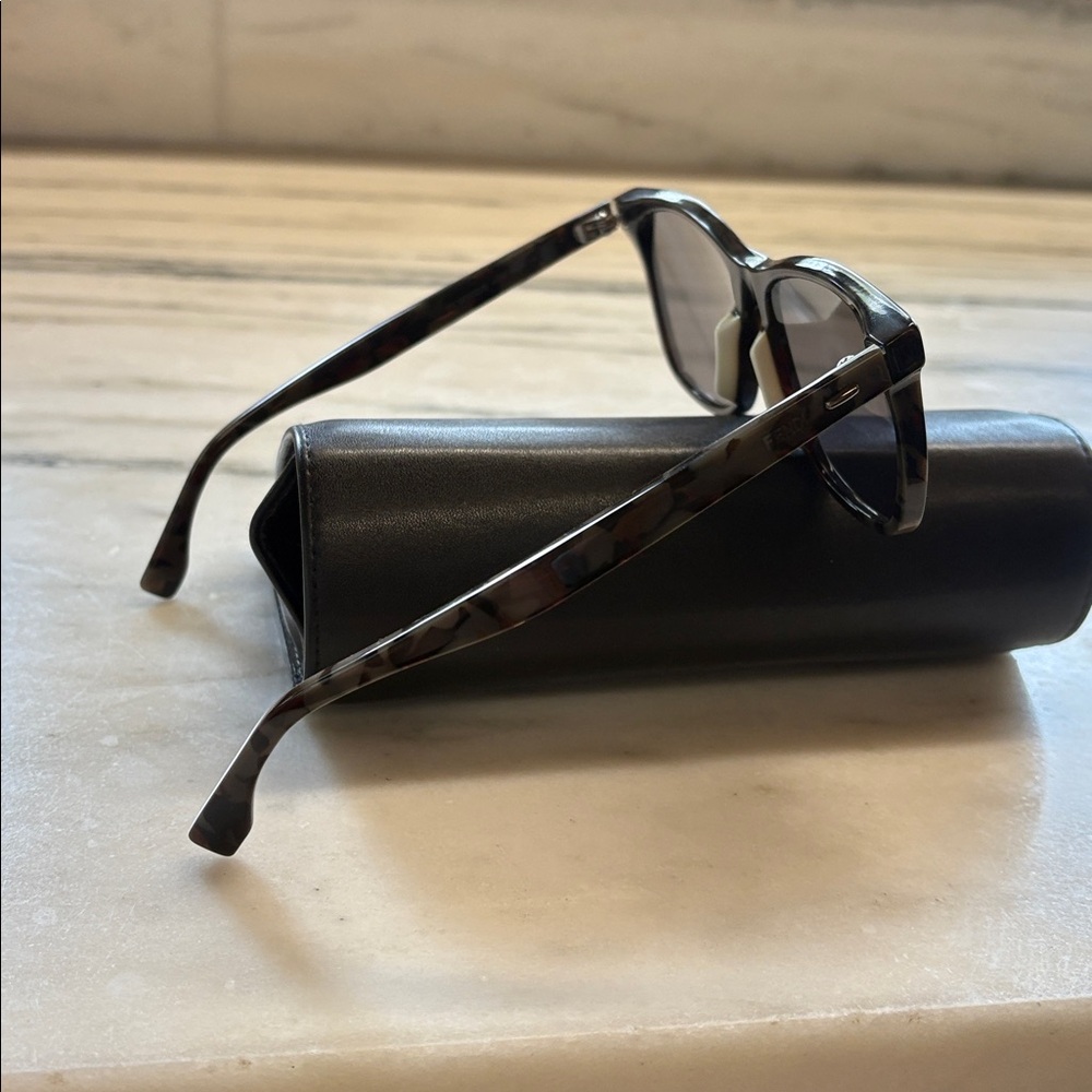 Fendi Gray Tortoise Unisex Sunglasses full inclusion worn once - Picture 3 of 16